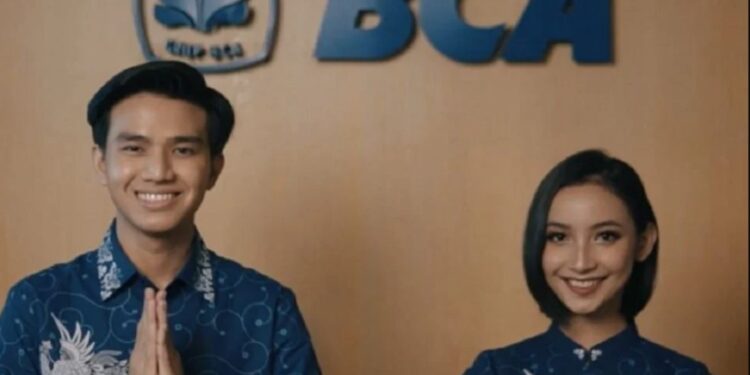 Melihat pengirim uang melalui teller bank